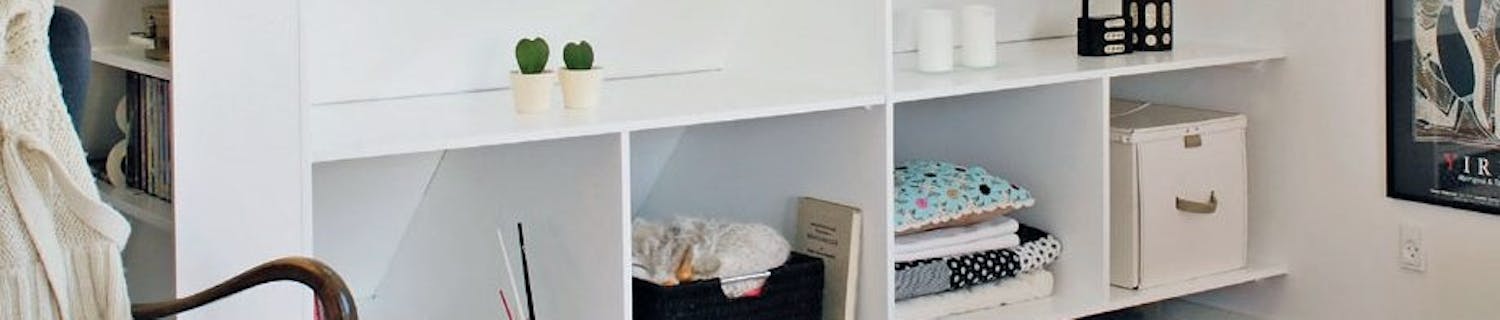 Hyllykkö vinokaton alle